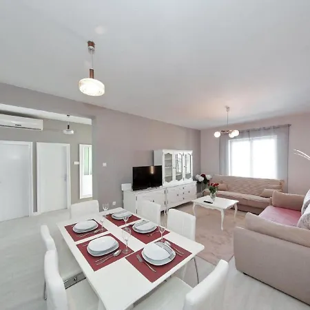 Simplistic In With Private Swimming Pool Apartment